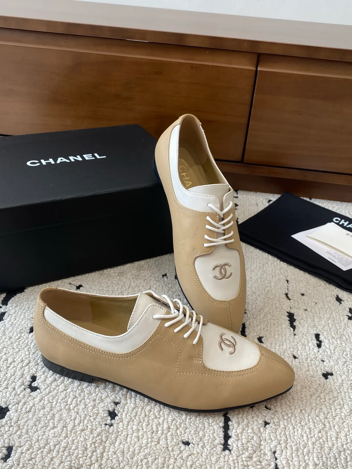 👟👟Ex-factory price 580👟👟 🍀CHANEL｜Chanel Xiaoxiang 25C new autumn and winter products, pointed-toe flat-soled deep-mouth shoes, full of retro style, elegant shoe shape, very pleasing to look at. The pointed toe makes the feet become thinner and looks slender. The classic double-C electric alluring design is particularly fashionable and elegant. The upper is made of top calf patent leather and the lining is silk sheepskin. It is super comfortable. Italian imported cowhide leather outsole. Size: 35-39 (customized 40/41) 👉 👉 👉 Buy now 👉 Buy now 👉